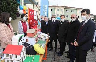 Evlerindeki geri dönüşüm atıklarını okula getiren...