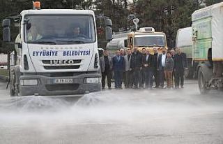 Eyyübiye’de cadde ve sokaklar köpüklü su ile...