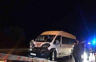 Fabrika servisi ile tır çarpıştı: 8 yaralı