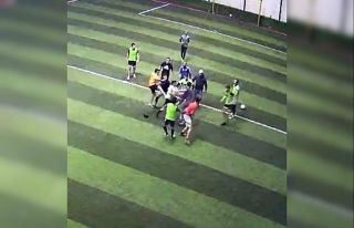 Faul sonrasında halı saha boks ringine döndü