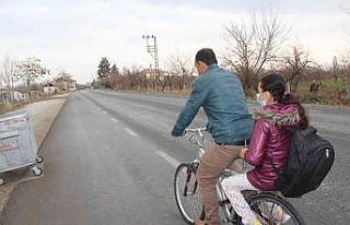 Fedakar baba, yürüyemeyen kızını 4 kilometre...