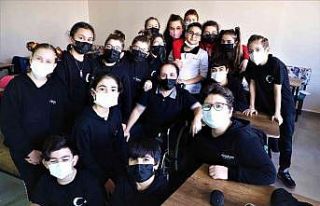 Fedakar öğretmen tekerlekli sandalye ile derse giriyor