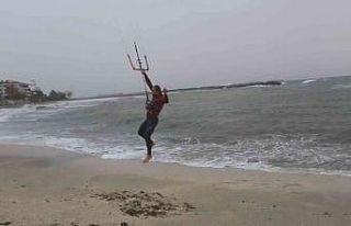 Fırtınada uçurtma sörfü zor anlar yaşattı