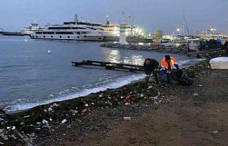 Fırtınanın ardından deniz kenarı çöplüğe...