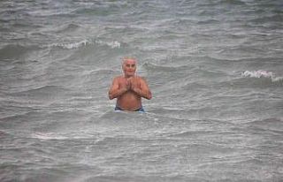 Fırtınaya aldırmadan denize girdi