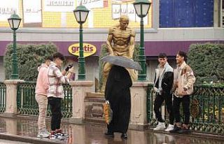 Fotoğraf çektirmek için yağmura aldırış etmediler