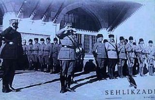 Fransız askerlerin Türk sancağını selamladığı...