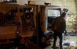 Freni boşalan kamyonet çocuk parkına daldı: 2...