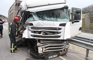 Freni tutmayan tır gemi motoru taşıyan konvoy aracına...