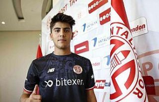 FT Antalyaspor’dan altyapıdan yetişen 3 gence...
