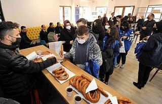 GAÜN öğrencilerine ücretsiz çay simit