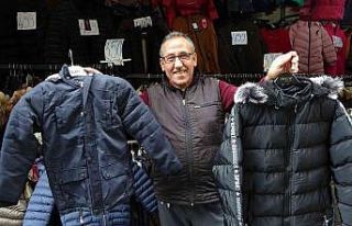 Geciken kış kapıya dayandı, mont satışlarını...