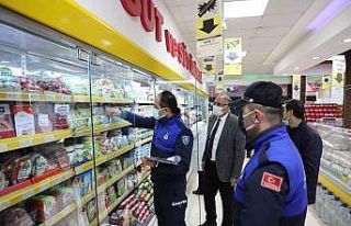 Gemlik zabıtası vatandaşın yanında