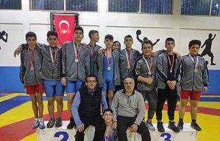 Genç güreşçiler 4 sıklette il şampiyonu