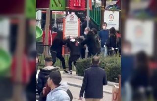 Genç kızların tekme tokatlı kavgası