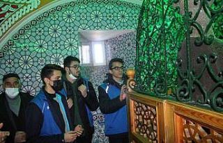 Genç ve yaşlı vatandaşlar tarihi mekanları gezdiler