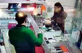 Girdiği dükkanda el çabukluğuyla telefon çaldı,...
