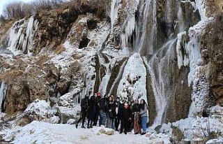 Girlevik Şelalesi dondu, görenler hayran kaldı