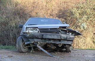 Gizli buzlanma kazayı getirdi, otomobil su kanalına...