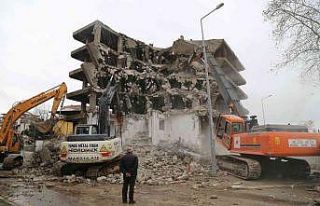Gölcük’te depremin izleri silinmeye devam ediyor