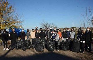 Gönüllüler 10 dakikada 15 çuval çöp topladı
