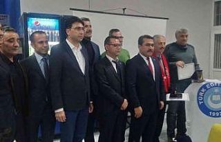 Görevini öğrencisine teslim etti