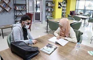 Görmeyen öğrencilerin gözleri oluyorlar