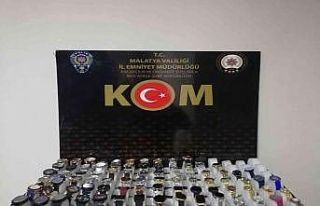 Gümrük kaçağı kol saatleri ile yakalanan şahıs...