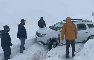 Habere giden gazeteciler karda mahsur kaldı