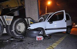 Hafif ticari araç duran tıra çarptı: 1 yaralı