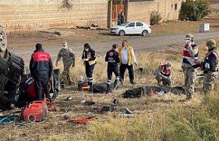 Hafif ticari araç patates yüklü kamyonla çarpıştı:...