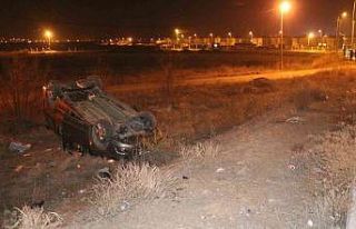 Hafif ticari araç şarampole uçtu, 3 yaralı