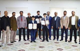 Hafızlık eğitimini tamamlayan 7 öğrenciye belgeleri...
