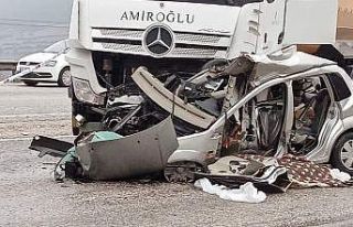 Hafriyat kamyonu altına aldığı otomobili metrelerce...