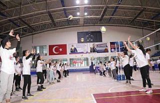 Hakkari’de Fabrika Voleybol Okulu açıldı