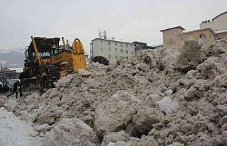 Hakkari’de kamyonlarla kar taşınıyor