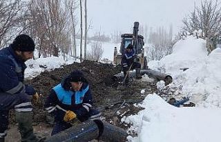 Hakkari’de kar yağışı altında su arıza onarımı