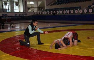 Hakkari’de okullar arası güreş turnuvası düzenlendi