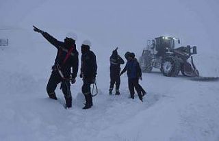 Hakkari’de yol açmaya çalışan karla mücadele...