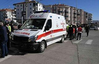 Hasta taşıyan ambulans otomobille çarpıştı:...