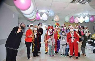 Hastanede tedavi gören miniklere yeni yıl kutlaması