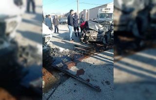 Hatalı sollama kaza getirdi 2 yaralı