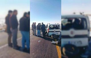 Hatalı sollama sonucu 3 araç birbirine girdi