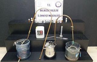 Hayvan damında kaçak alkol üretimine polis baskını