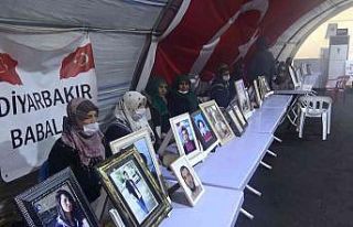 HDP önündeki ailelerin direnişi kararlılıkla...
