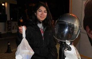 Hem okuyor, hem de kuryelik yapıp ailesine destek...