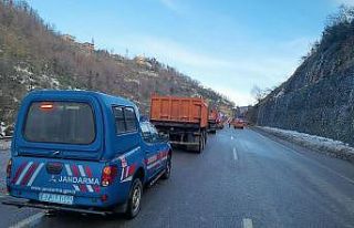 Heyelan yaşanan kara yolunu temizleme çalışmaları...