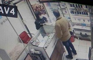 Hırsızı kovalarken, dükkanı emanet ettiği müşteri...