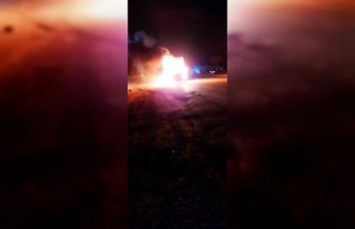 Hurda yüklü kamyonet alev topuna döndü