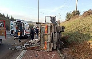 Hurda yüklü kamyonet devrildi, sıkışan sürücüyü...